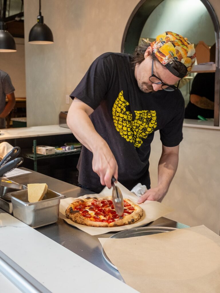 Pizza being cut at Moodswing | Photo: Laura/New Denizen